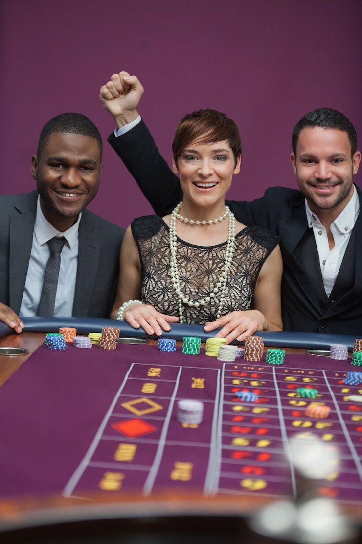 Antarmuka qqmacan dengan pertandingan sepak bola dan permainan slot langsung